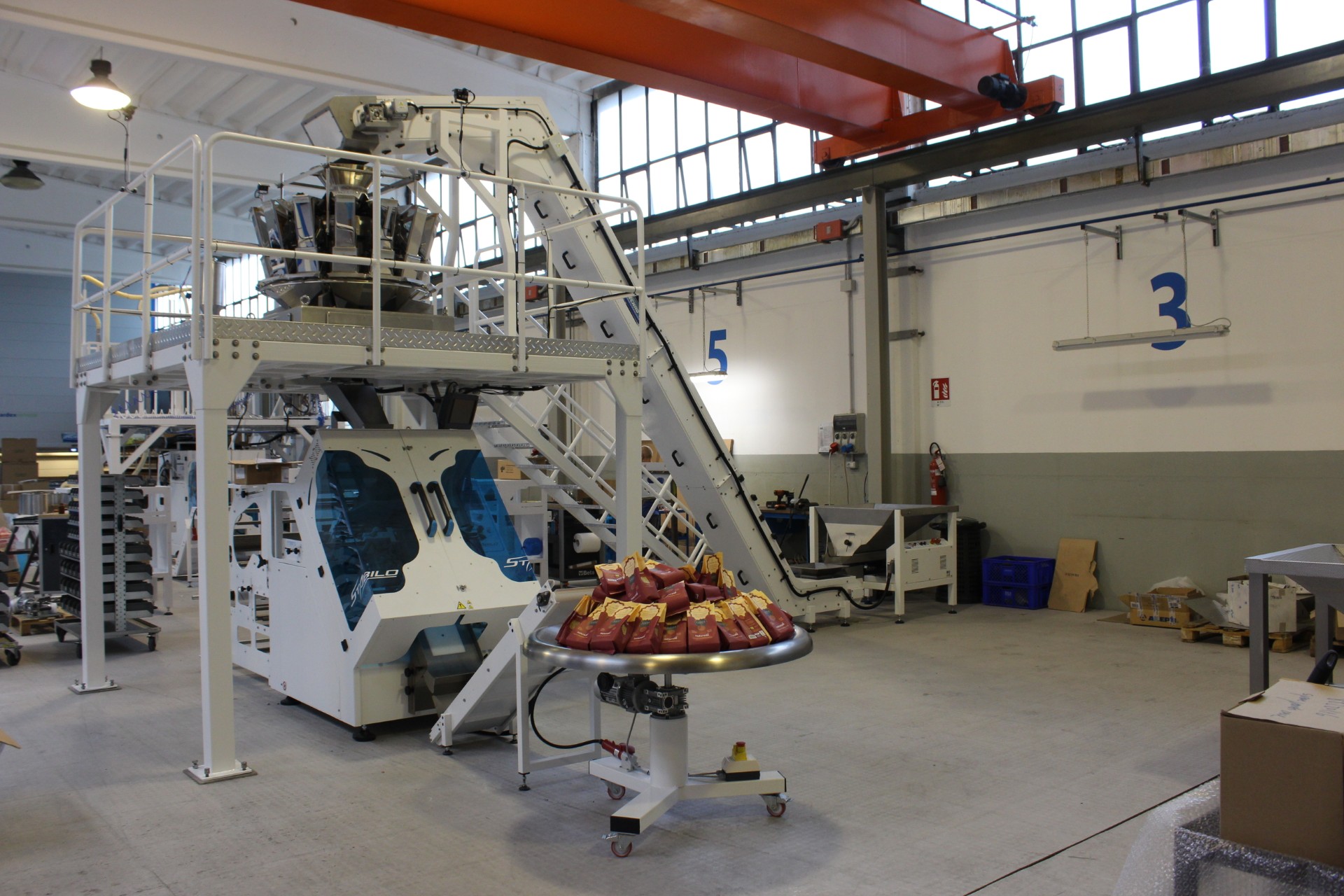 Vertikal packaging machines in operation